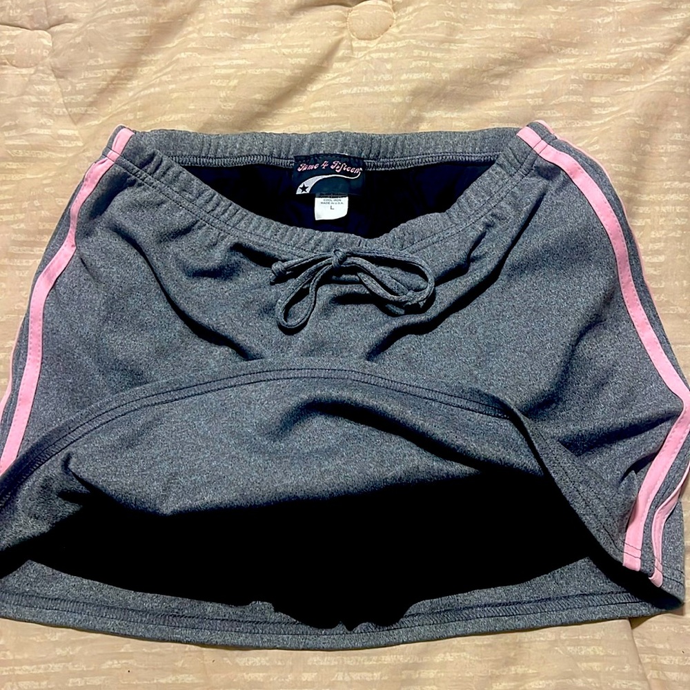 Grey & pink skort, size Large.